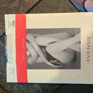 ~NEW~AVENUE Daysheer Pantyhose/Stockings Size E